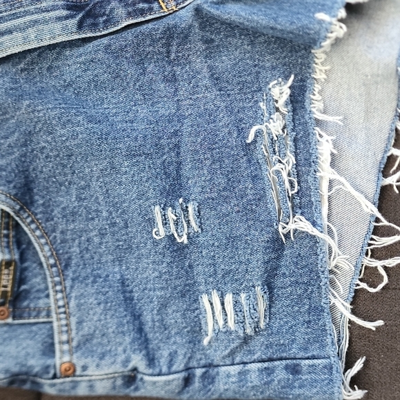 Upcycled distressed denim shorts - Picture 4 of 10